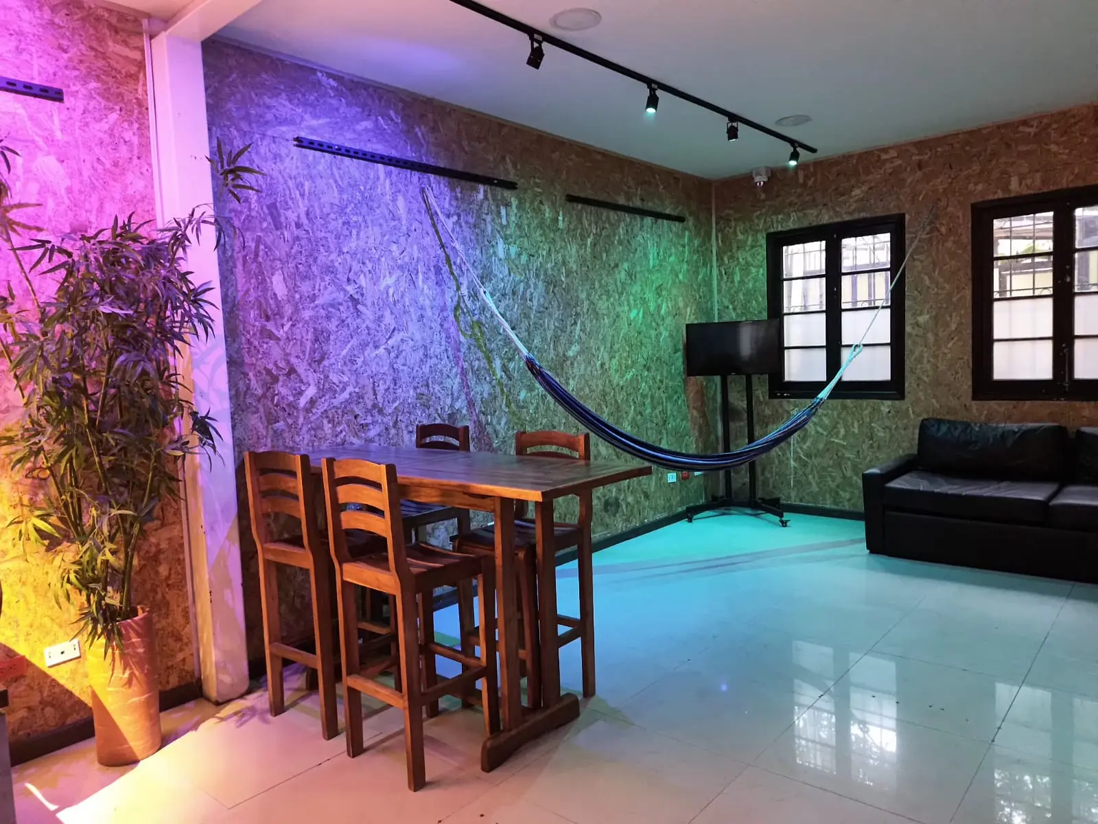 Coworking ambientado con luces de colores