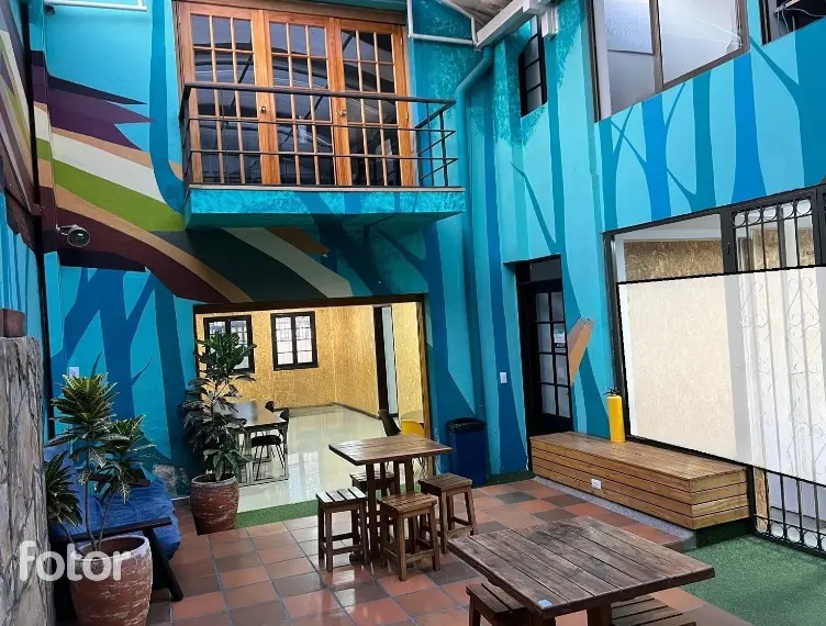 Patio colorido con mesas en Casa Veka