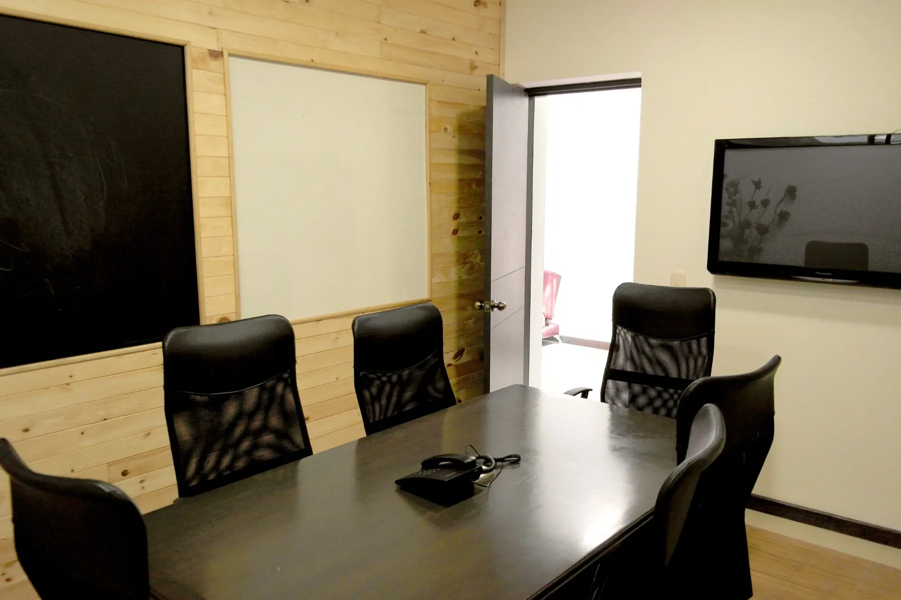Sala de juntas privada con pantalla de Grupo Veka